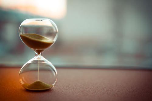 「時間」をイメージさせる砂時計の写真